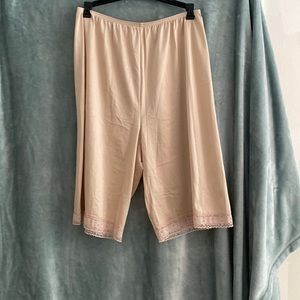Vanity Fair petti leg slip. Size L.